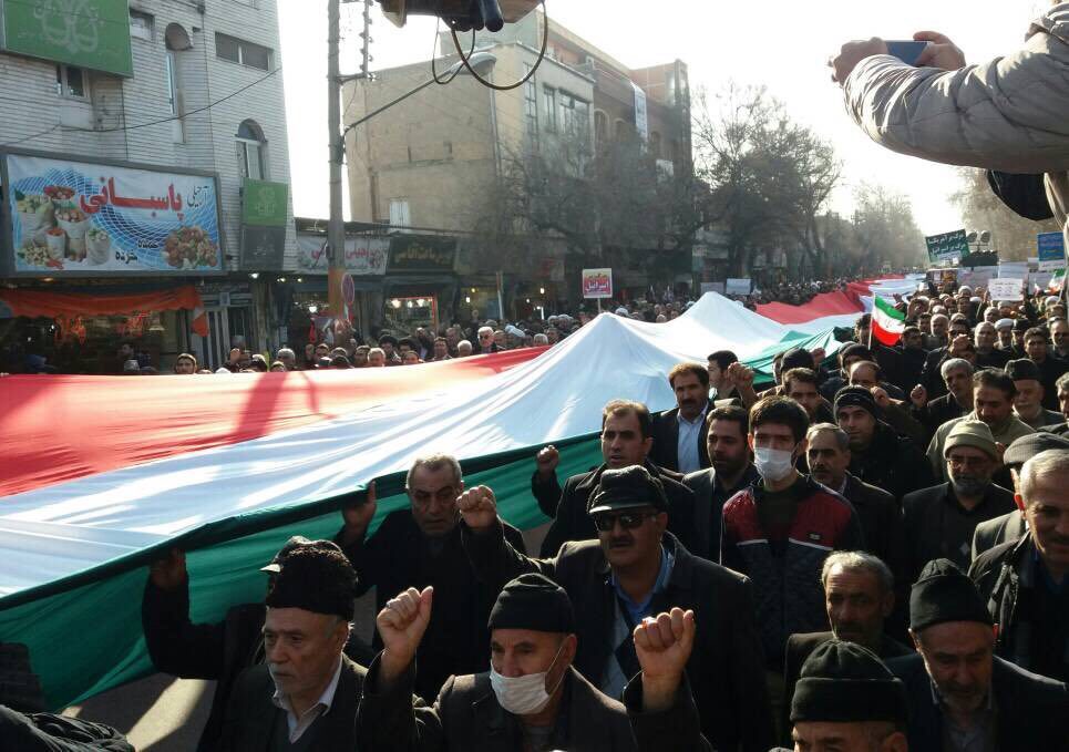 راهپیمایی گسترده مردم انقلابی و ولایی شهرستان خوی در محکومیت فتنه و اغتشاشگران +تصاویر