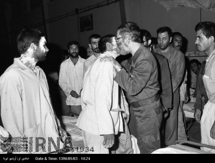 دیدار آیت الله خامنه‌ای با مصدومان شیمیایی سال ۶۷ +عکس