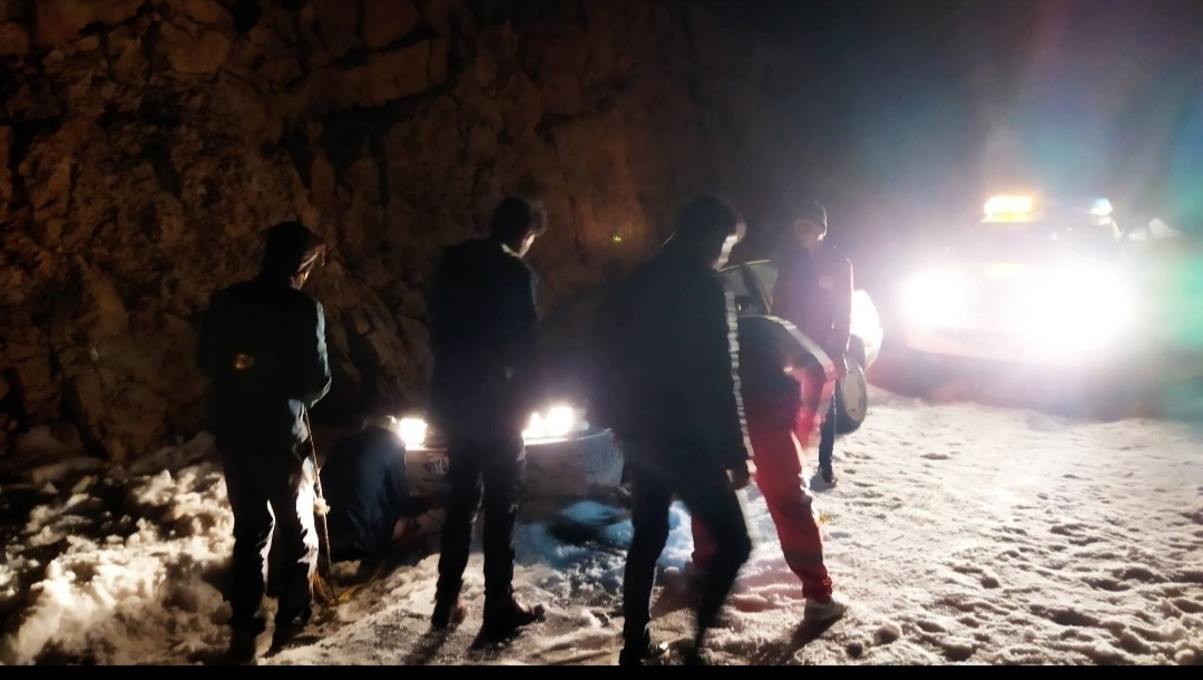 امداد رسانی جمعیت هلال احمر مارگون به مسافرین گرفتار شده در برف