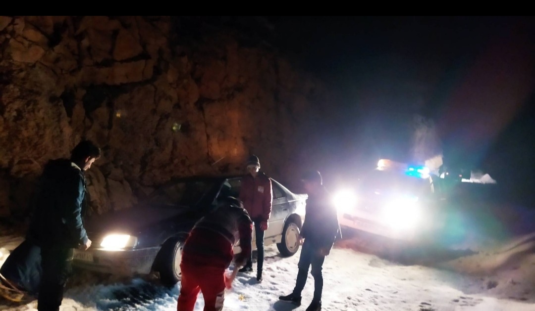 امداد رسانی جمعیت هلال احمر مارگون به مسافرین گرفتار شده در برف
