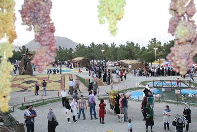 حضور پرشور مردم در جشنواره انگور